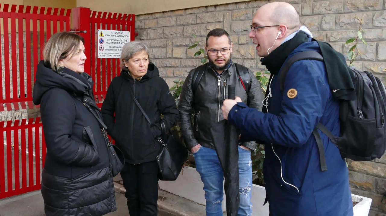 L'incontro tra i familiari dei vigili del fuoco morti