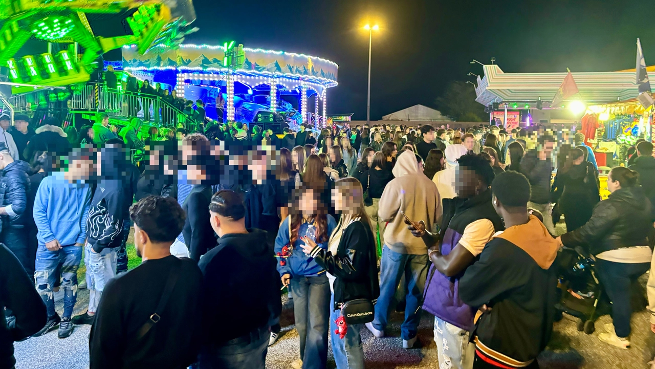 Il luna park di Pontedera nel piazzale del mercato Il luna park di Pontedera nel piazzale del mercato