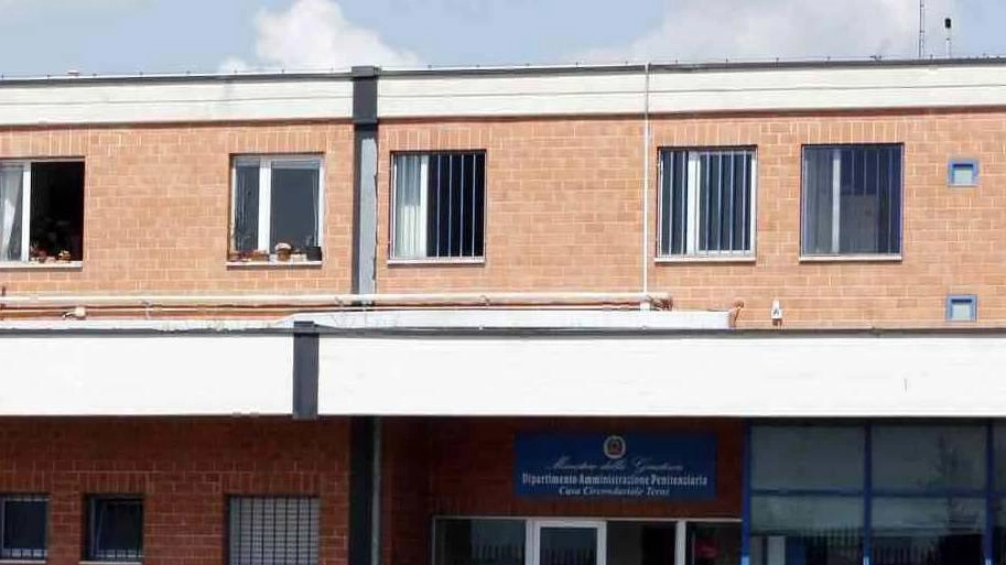 TERNI Hashish nascosto nel tacco di un paio di stivaletti da uomo spediti al carcere ternano di vocabolo Sabbione. Poco... TERNI Hashish nascosto nel tacco di un paio di stivaletti da uomo spediti al carcere ternano di vocabolo Sabbione. Poco...