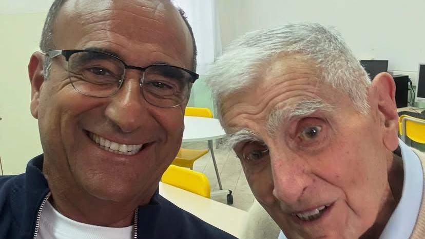 Carlo Conti torna alle elementari per festeggiare il suo maestro: “Un mito ieri come oggi” Carlo Conti torna alle elementari per festeggiare il suo maestro: “Un mito ieri come oggi”
