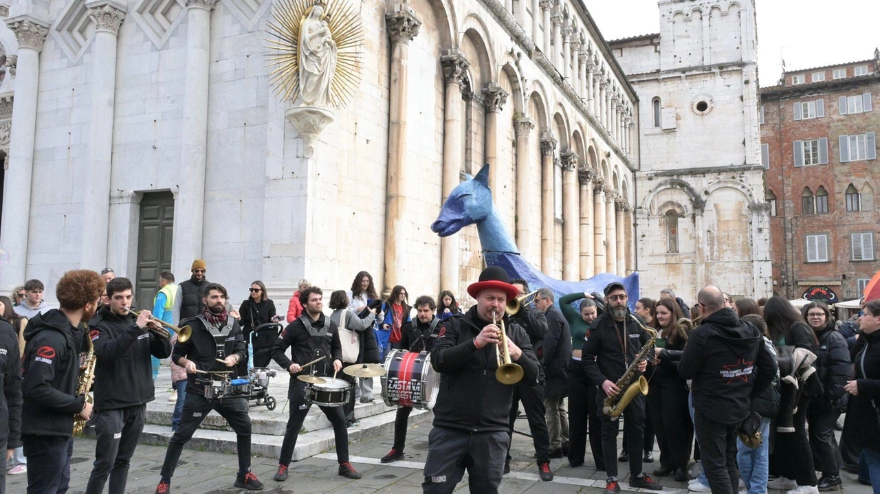 Un momento della festa di ieri mattina (foto Alcide) Un momento della festa di ieri mattina (foto Alcide)