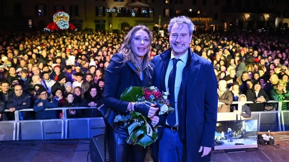 Un’immagine della festa di Capodanno dello scorso anno: il sindaco Mario Pardini con Sabrina Salerno (foto Alcide) Un’immagine della festa di Capodanno dello scorso anno: il sindaco Mario Pardini con Sabrina Salerno (foto Alcide)
