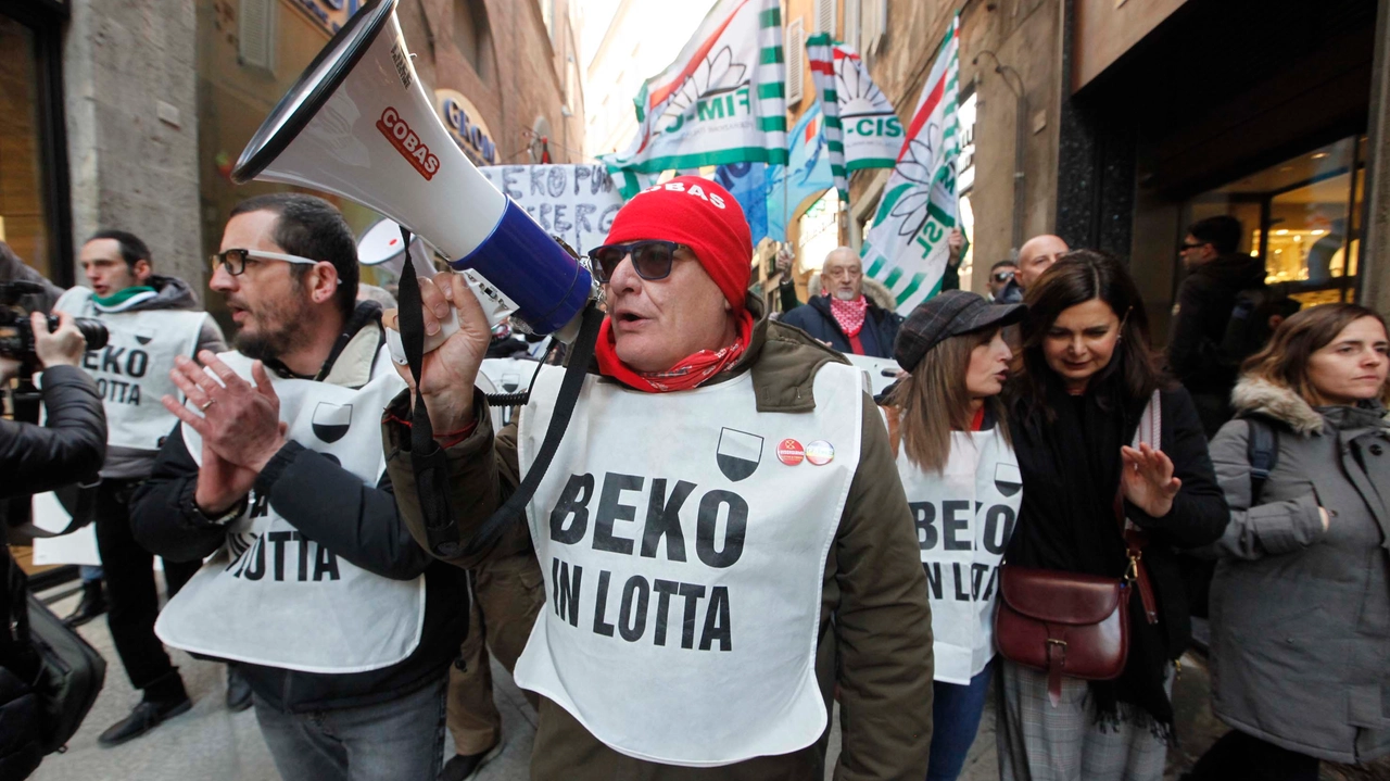 Una manifestazione dei lavoratori Beko (Foto Lazzeroni)