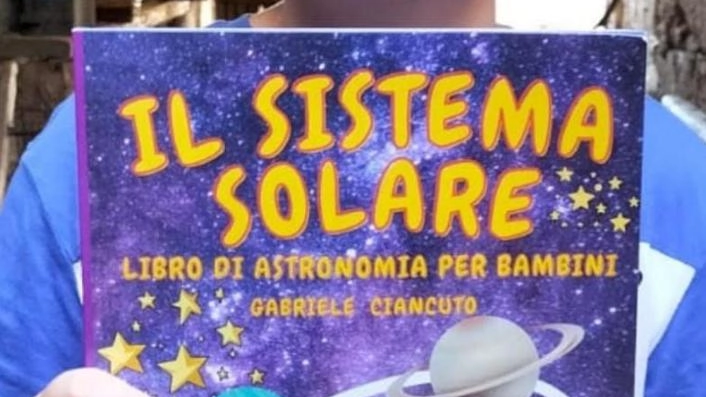 Gabriele Ciancuto con uno dei suoi libri