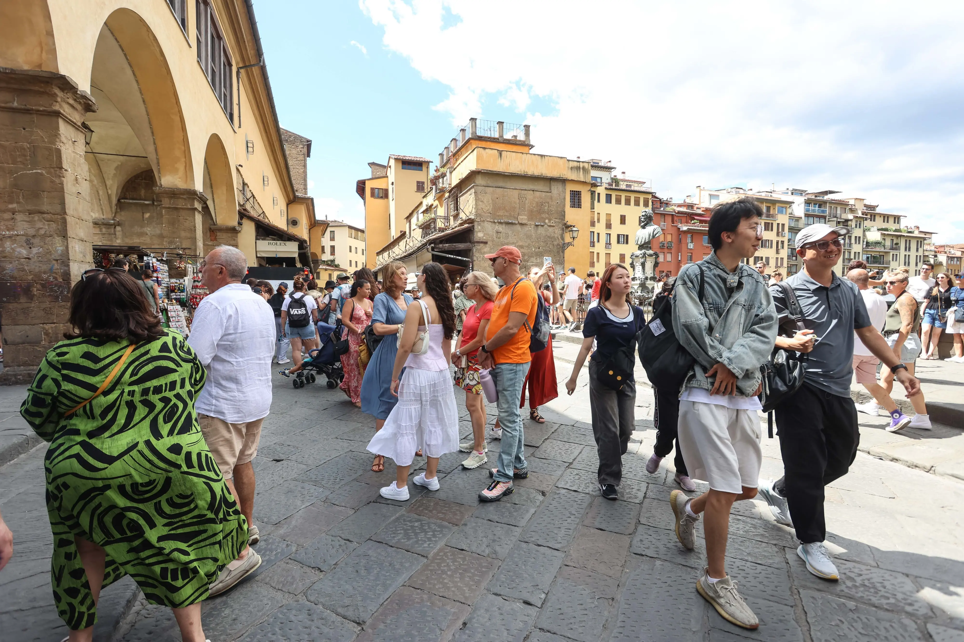 Firenze, panini in strada e boutique deserte: “Peggio del Covid. Un ticket per i turisti mordi e fuggi”