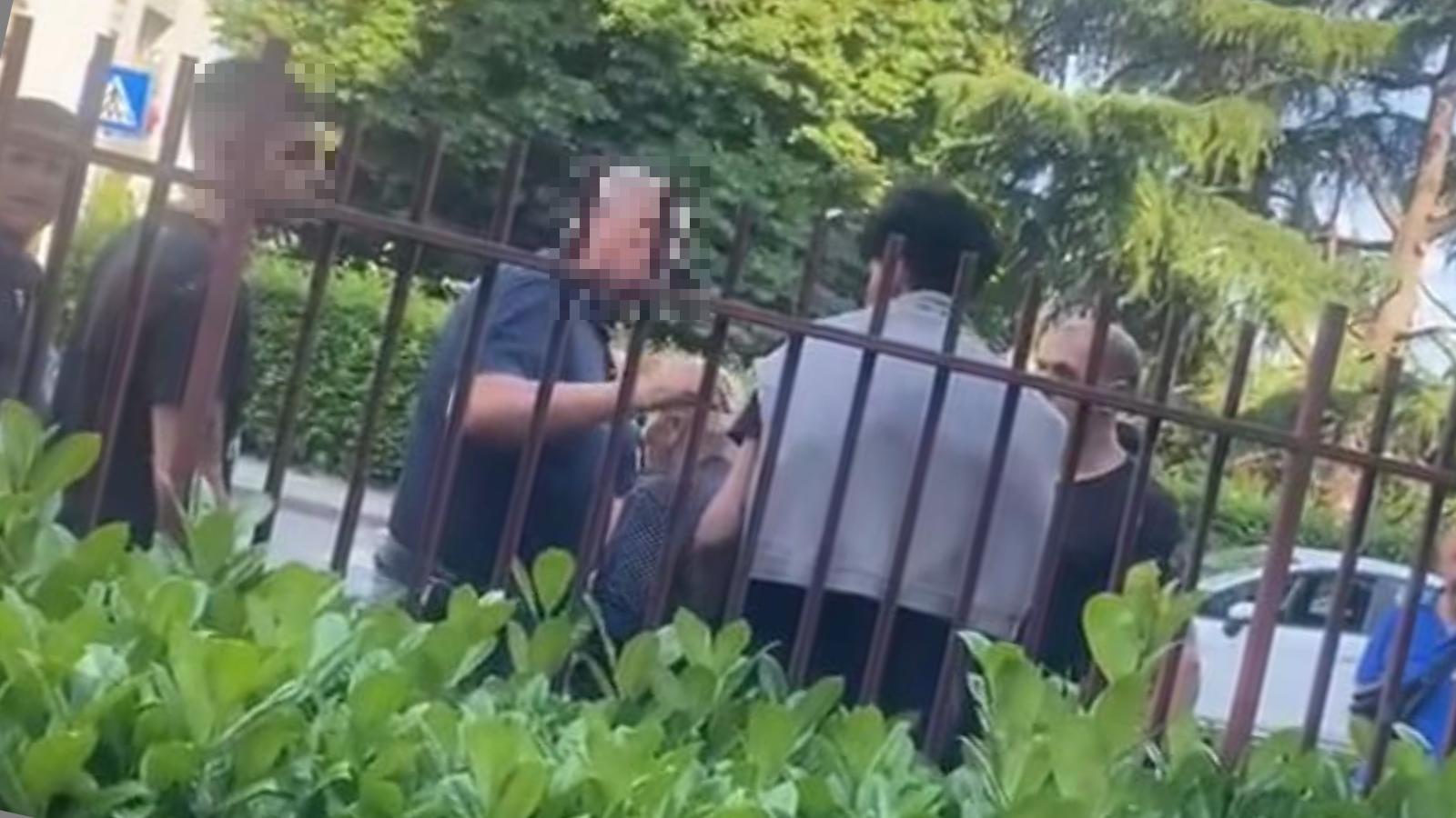 Firenze, scippano anziana e il vicinato insorge. Intervento della polizia Firenze, scippano anziana e il vicinato insorge. Intervento della polizia