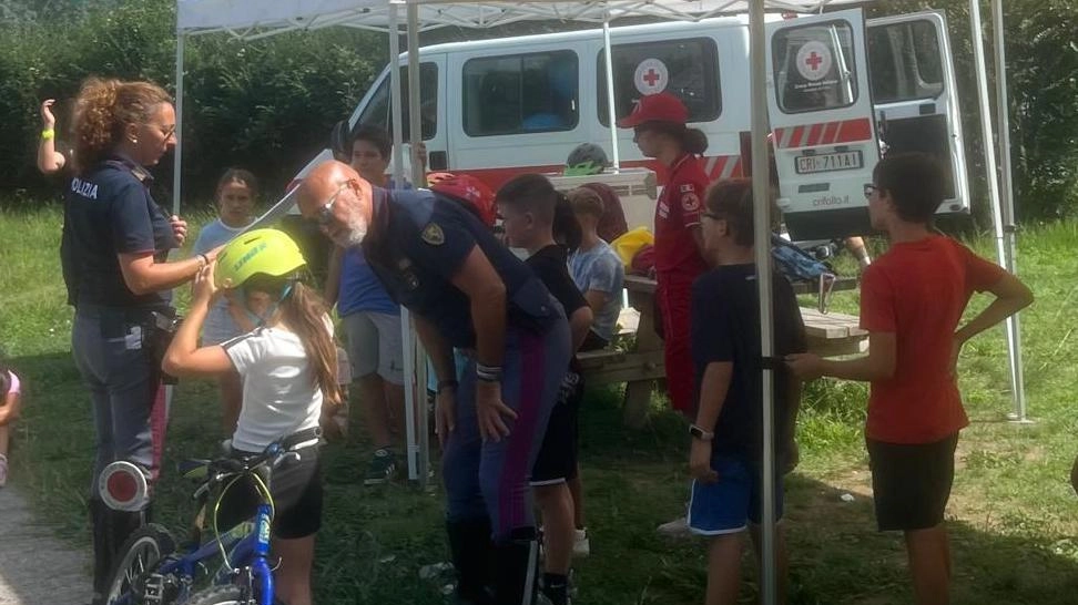 Gli agenti della polizia stradale che hanno incontrato i bambini del Campus della Croce Rossa al parco di Follo Gli agenti della polizia stradale che hanno incontrato i bambini del Campus della Croce Rossa al parco di Follo