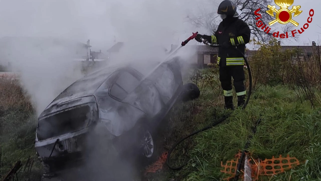 I vigili del fuoco al lavoro per spegnere le fiamme che hanno distrutto la vettura (foto Vvf) I vigili del fuoco al lavoro per spegnere le fiamme che hanno distrutto la vettura (foto Vvf)