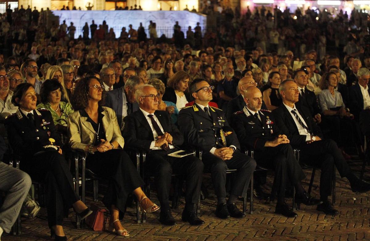 Banda dell’Arma, che omaggio. Suona la Marcia del Palio, chiude l’Inno di Mameli. Applausi e tutti in piedi