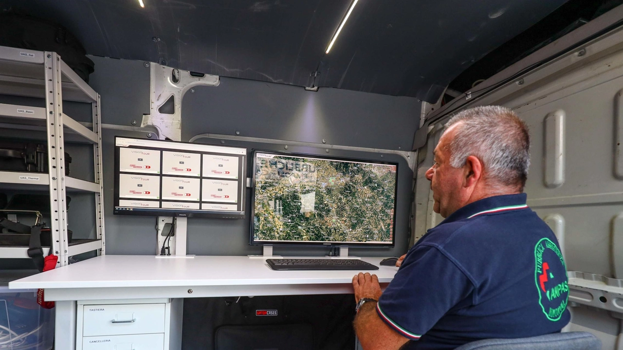 Un addetto nella sala operativa da cui è stata gestita l’operazione di rimozione dell’ordigno bellico (Tommaso Gasperini/Germogli)