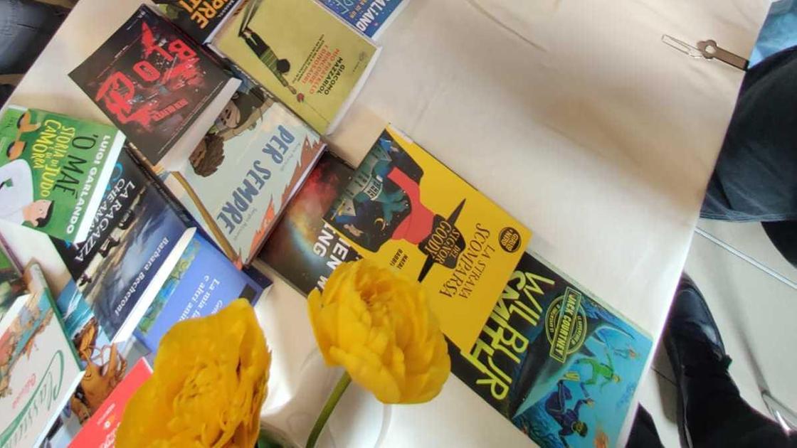 Libri per la biblioteca scolastica. Un gruppo di ‘vecchi’ studenti ricordano la professoressa Bonacci