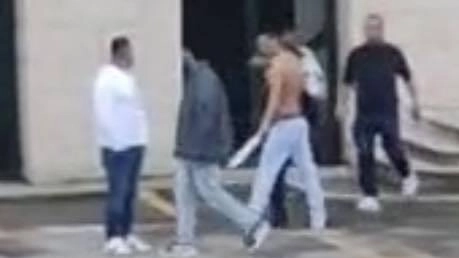 La violenza alla stazione Fontivegge, c’è chi ha. utilizzato anche un machete