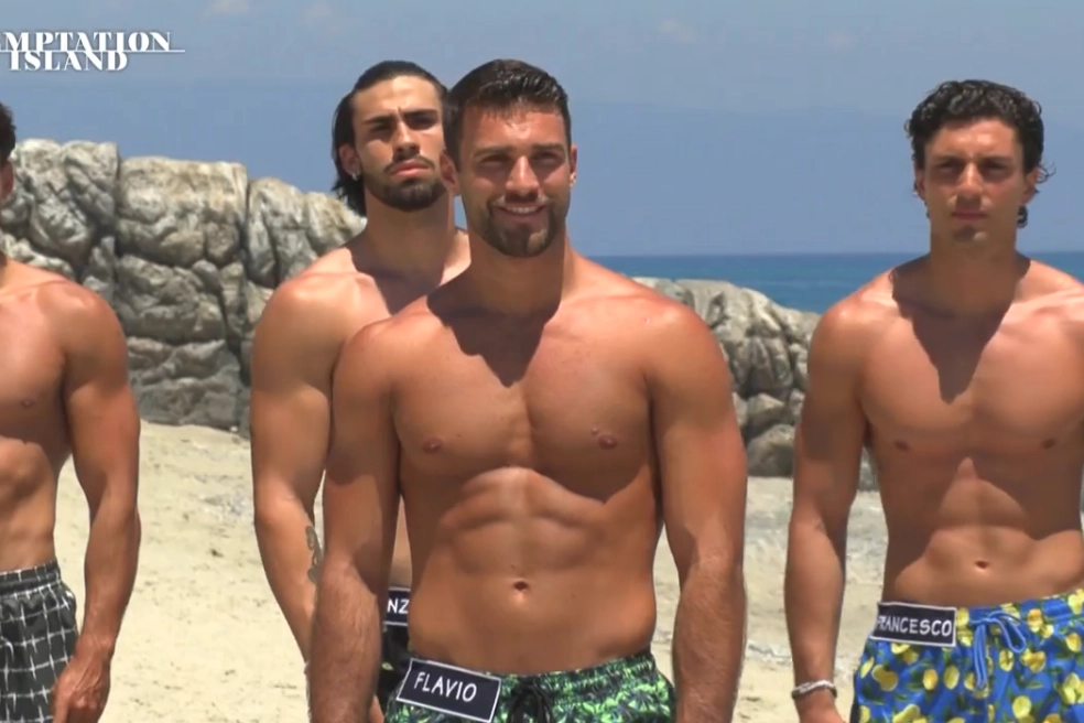 Il tentatore toscano Flavio Ubirti (al centro) a Temptation Island 2025