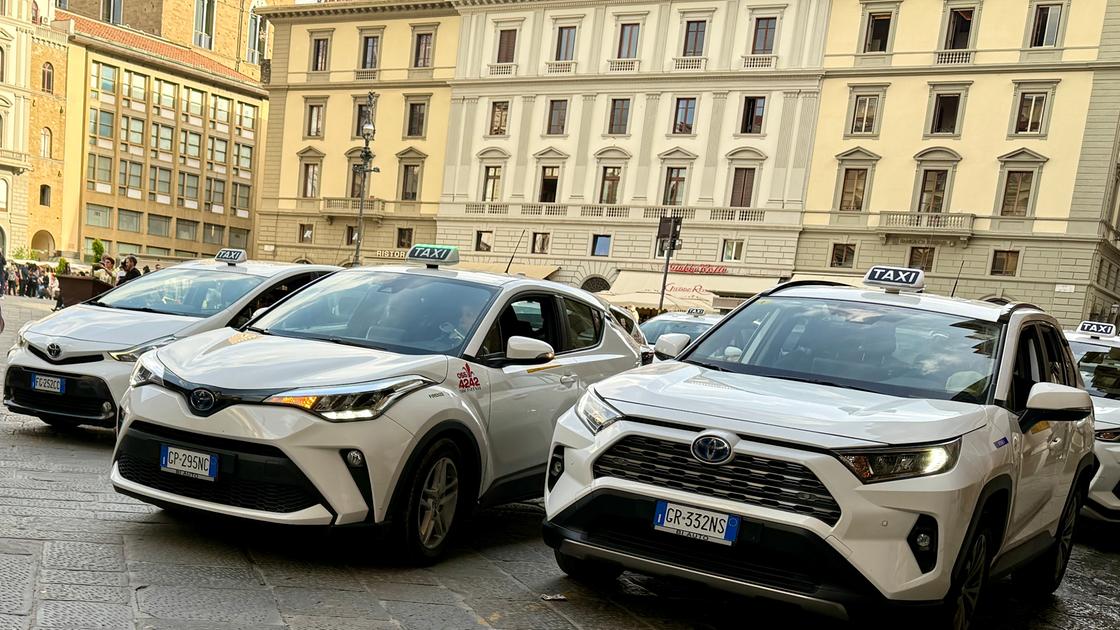 Lo sciopero dei taxi a Firenze: auto a passo d’uomo, protesta contro l’abusivismo