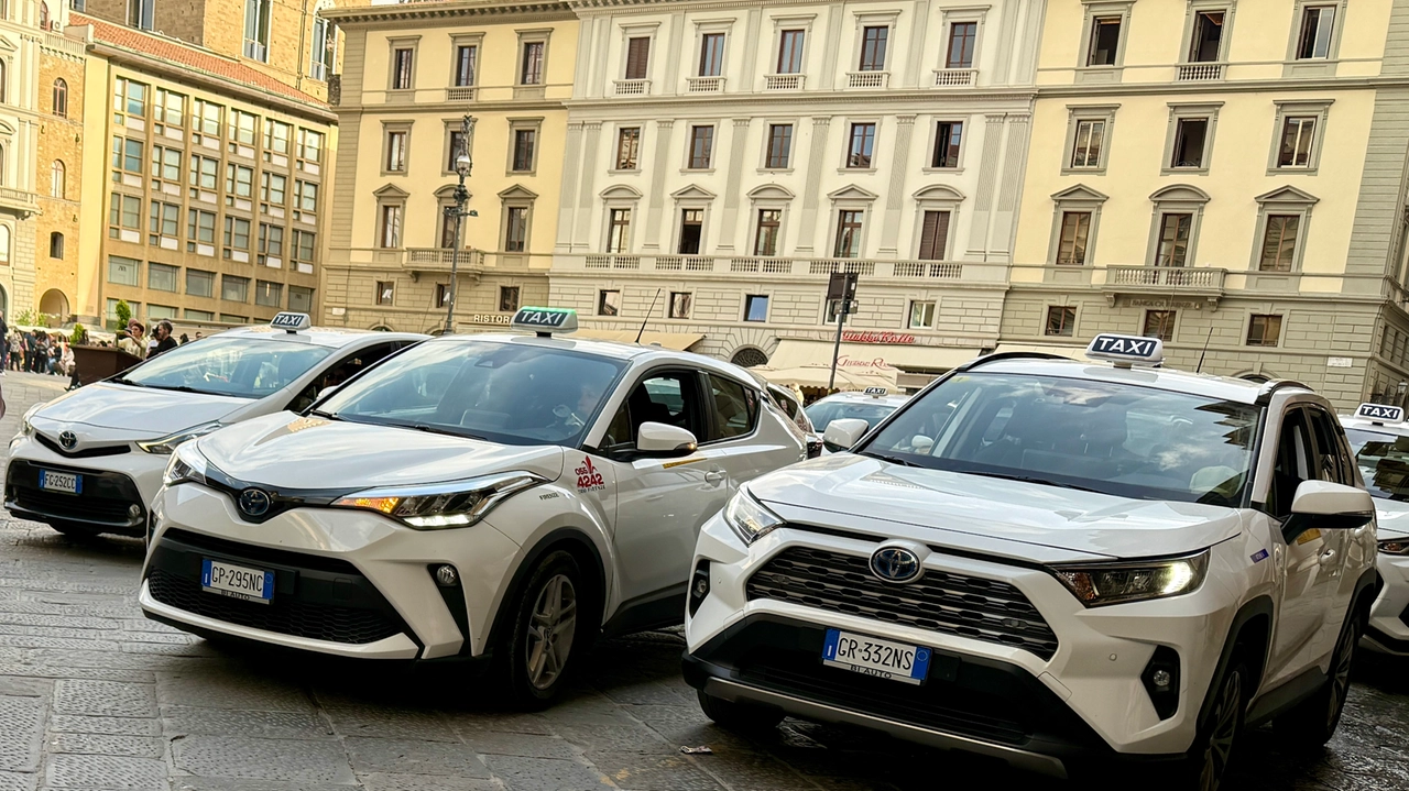 Lo sciopero dei taxi a Firenze: auto a passo d’uomo, protesta contro l’abusivismo