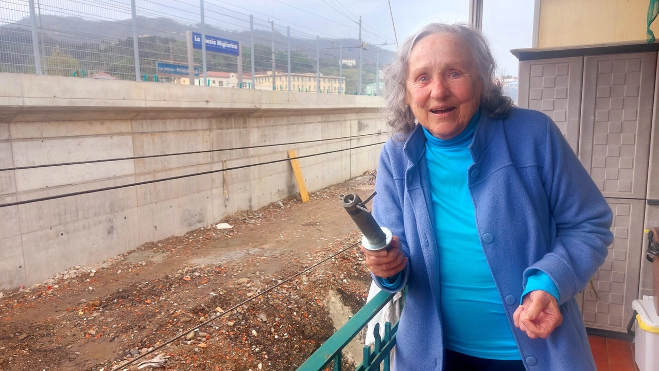 Una delle donne residenti al numero 337 di via Lunigiana: mostra la barra di metallo ’sparata’ sul terrazzo da un mezzo in azione nel cantiere