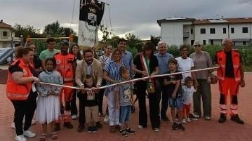 L’amministrazione comunale ha inaugurato il nuovo parco pubblico vicino all’ufficio postale, in via Carlo Alberto Dalla Chiesa, che si inserisce così nelle 30 aree gioco presenti sull’intero territorio comunale e dislocate tra il capoluogo e le frazioni L’amministrazione comunale ha inaugurato il nuovo parco pubblico vicino all’ufficio postale, in via Carlo Alberto Dalla Chiesa, che si inserisce così nelle 30 aree gioco presenti sull’intero territorio comunale e dislocate tra il capoluogo e le frazioni