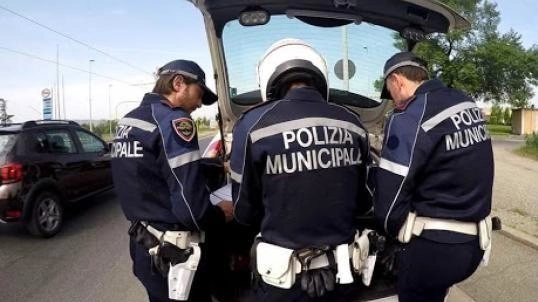 Polizia municipale attiva sul territorio: individuati e denunciati due giovani vandali