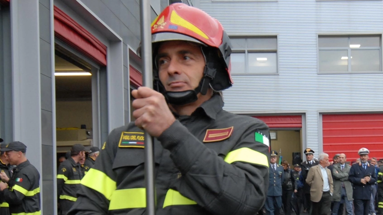 Nella sede centrale dei vigili del fuoco di Pisa mezzi schierati, sirene accese e un centinaio di persone hanno salutato... Nella sede centrale dei vigili del fuoco di Pisa mezzi schierati, sirene accese e un centinaio di persone hanno salutato...