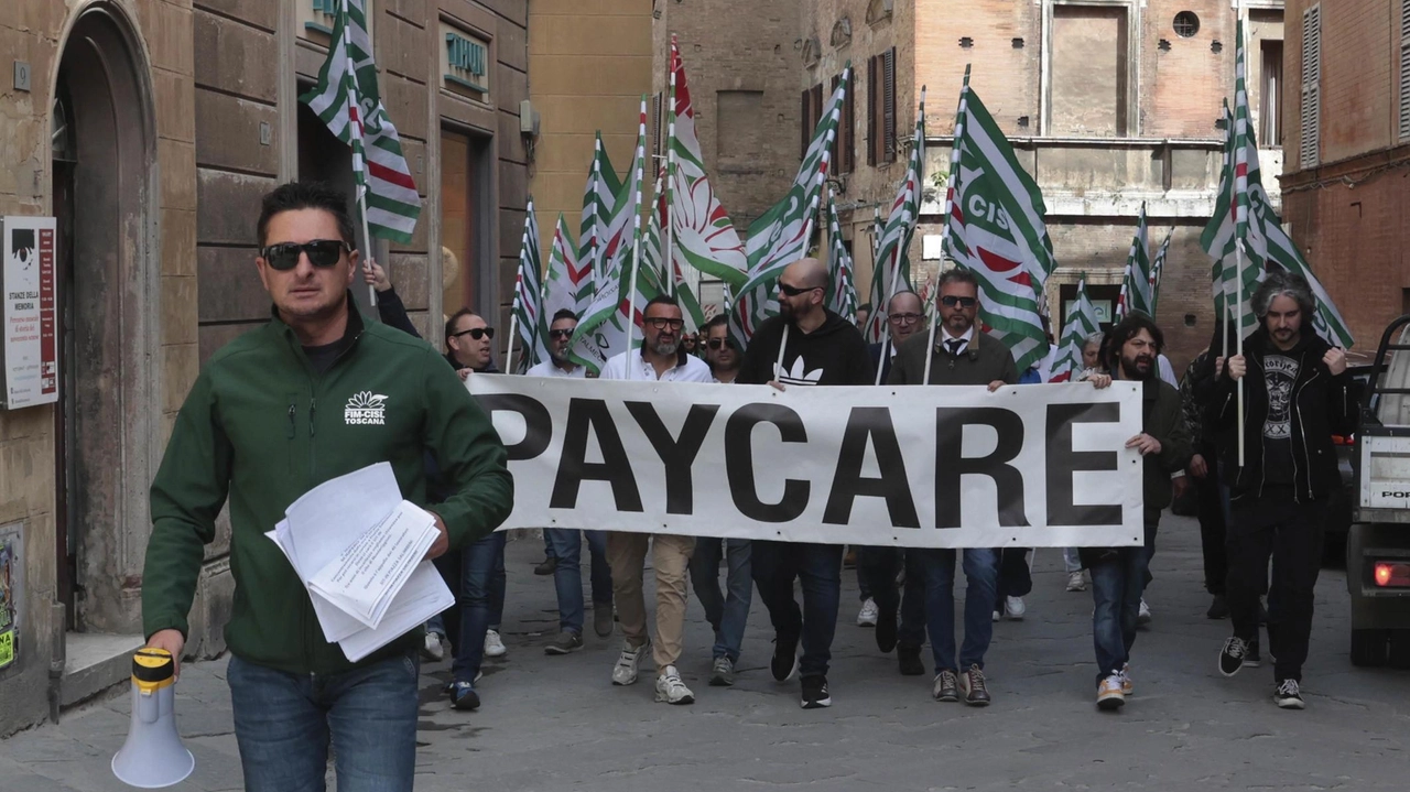 La manifestazione con corteo dei lavoratori di Pay Care a Siena La manifestazione con corteo dei lavoratori di Pay Care a Siena