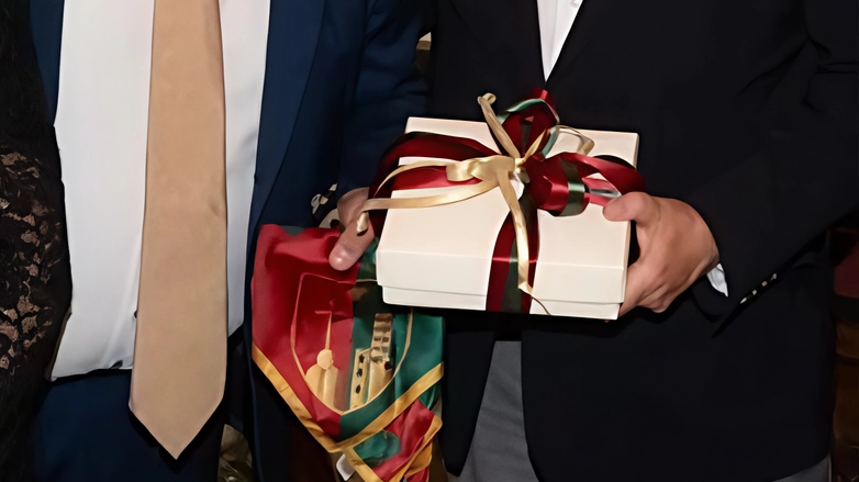 Il principe Alberto di Monaco visita Arezzo, regalando un momento di prestigio alla comunità di Porta Crucifera. Ospite a pranzo nel ristorante del rettore, riceve un omaggio simbolico e rafforza legami con la città. Il principe Alberto di Monaco visita Arezzo, regalando un momento di prestigio alla comunità di Porta Crucifera. Ospite a pranzo nel ristorante del rettore, riceve un omaggio simbolico e rafforza legami con la città.