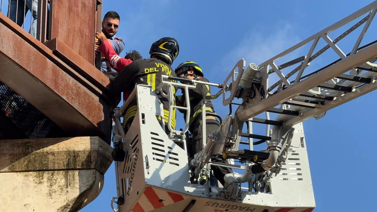 GROSSETO Ha iniziato a urlare. Perché voleva gettarsi dalla Mura, proprio all’incrocio con viale Fossombroni. Una situazione che ha fatto scattare... GROSSETO Ha iniziato a urlare. Perché voleva gettarsi dalla Mura, proprio all’incrocio con viale Fossombroni. Una situazione che ha fatto scattare...