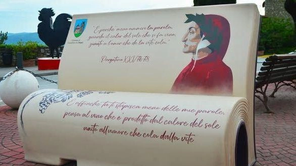 Il Comune di Castellina in Chianti ha installato le prime due panchine letterarie realizzate a forma di libro. Nella foto quella dedicata a. Dante Alighieri
