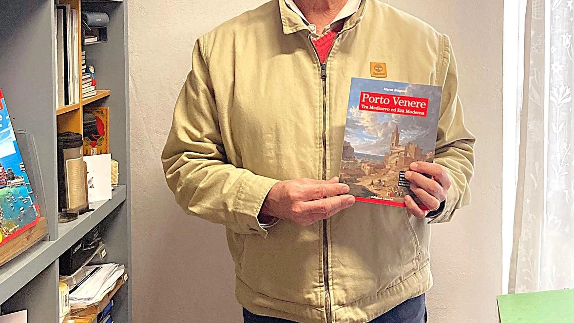 Lo scrittore Marco Biagioni con il volume curato dalle Edizioni Giacché