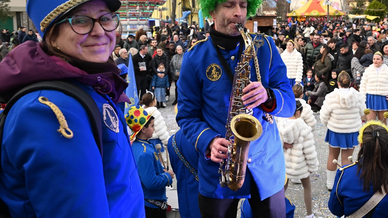 Nella foto d’archivio un momento musicale durante i corsi con i carri allegorici del Carnovale porcarese