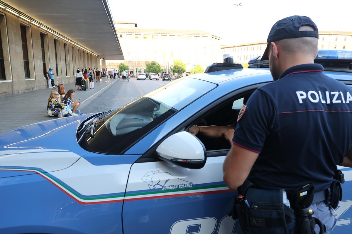 Aggredisce titolare di un negozio e due poliziotti, arrestato