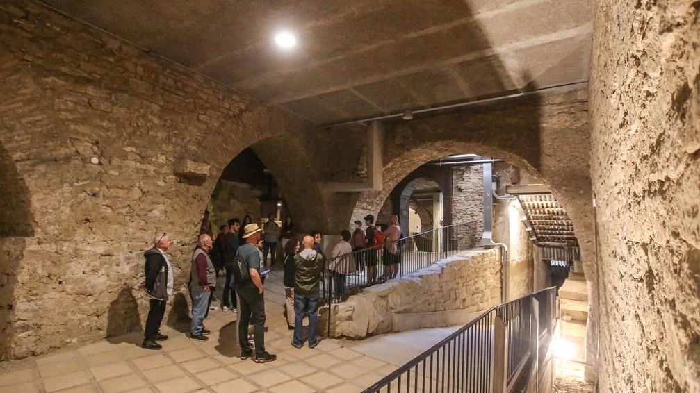 Percorso suggestivo attraverso cunicoli e anfratti, fra edifici religiosi e civili sia etruschi che romani "Con le visite guidate possiamo scoprire ciò che resta dell’antica acropoli, proprio sotto la Cattedrale". Percorso suggestivo attraverso cunicoli e anfratti, fra edifici religiosi e civili sia etruschi che romani "Con le visite guidate possiamo scoprire ciò che resta dell’antica acropoli, proprio sotto la Cattedrale".