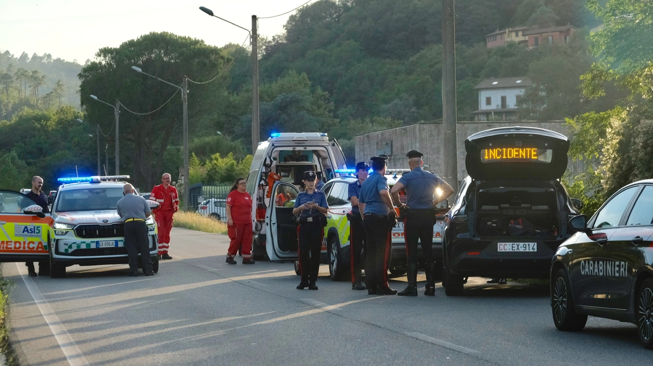 I soccorsi sulla provinciale della Valdurasca, a poche decine di metri dall’incrocio con la provinciale per Bastremoli (foto Pasquali) I soccorsi sulla provinciale della Valdurasca, a poche decine di metri dall’incrocio con la provinciale per Bastremoli (foto Pasquali)