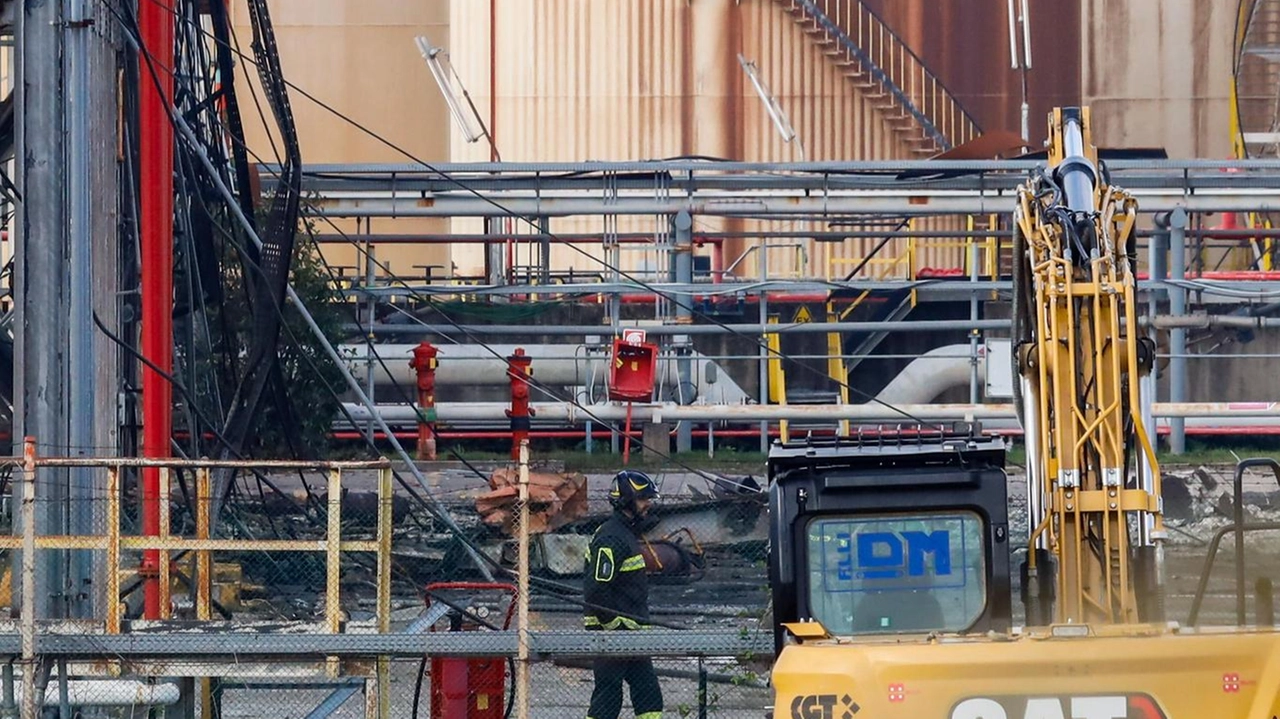 Il sopralluogo dei vigili del fuoco nel deposito di Calenzano devastato dall’esplosione Il sopralluogo dei vigili del fuoco nel deposito di Calenzano devastato dall’esplosione