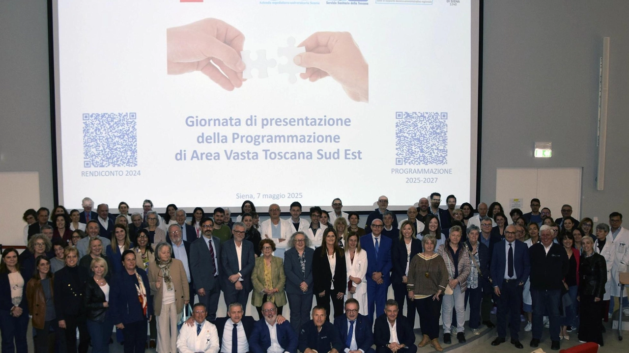 Foto di gruppo per suggellare la programmazione di Area Vasta Foto di gruppo per suggellare la programmazione di Area Vasta