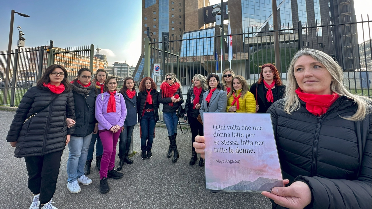 Un flash mob dello scorso febbraio davanti al tribunale di Firenze per sostenere le infermiere del San Giuseppe (Fotocronache Germogli) Un flash mob dello scorso febbraio davanti al tribunale di Firenze per sostenere le infermiere del San Giuseppe (Fotocronache Germogli)