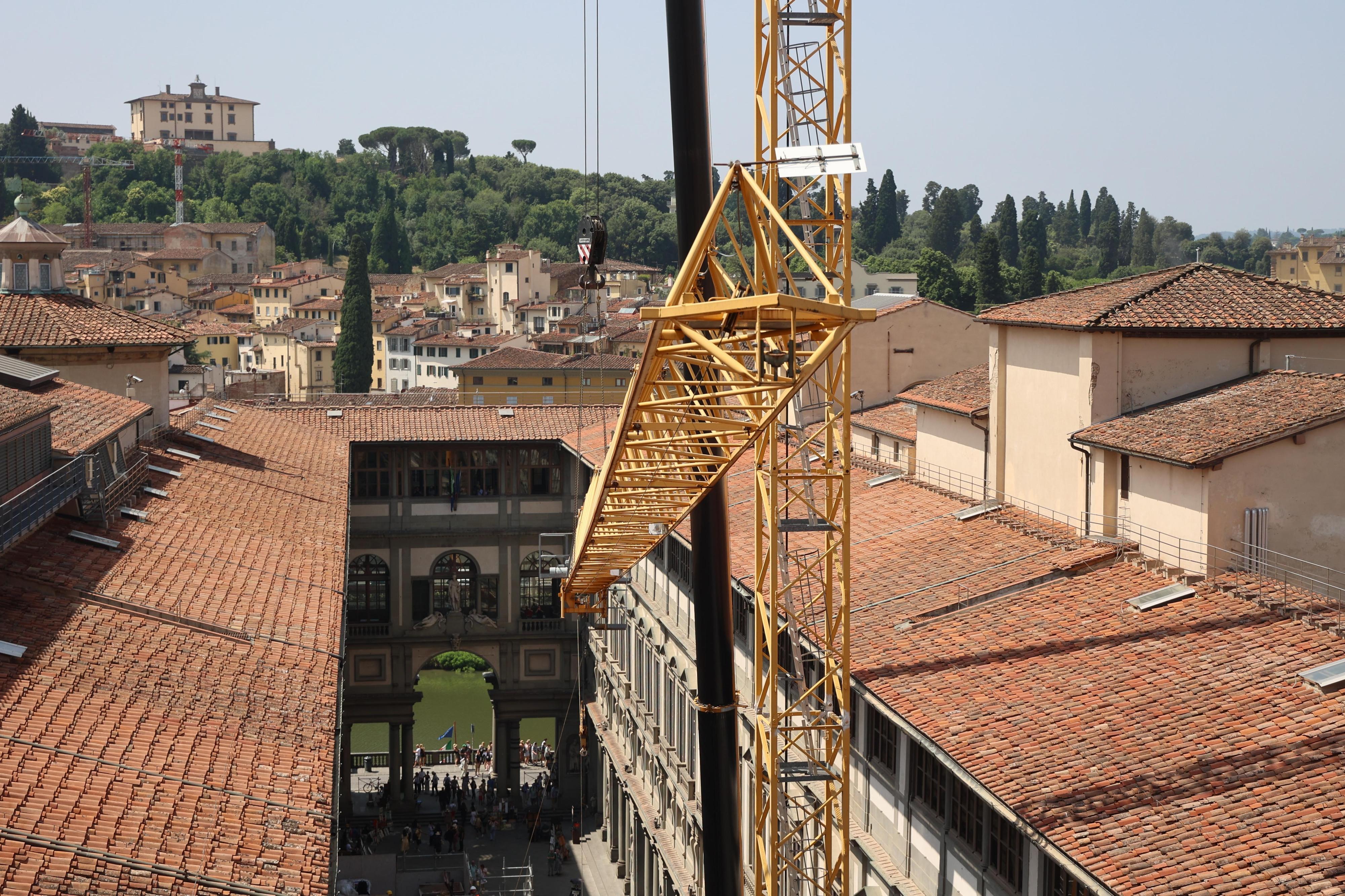 Firenze ritrova il cielo: via la gru da quasi 20 anni agli Uffizi, così cambia il panorama Firenze ritrova il cielo: via la gru da quasi 20 anni agli Uffizi, così cambia il panorama
