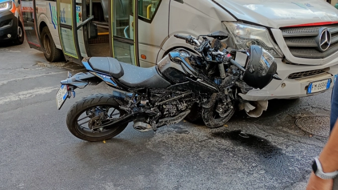 La moto che è "entrata" nel cofano del mini bus di Autolinee Toscane nel primo pomeriggio di lunedì 25 agosto (Foto dal gruppo Faceook Traffico Firenze)