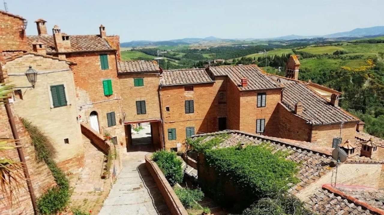 Una veduta di Chiusure, frazione del comune di Asciano, borgo con un centinaio di abitanti che potrebbe diventare una residenza per artisti internazionali. Il progetto della Amant Foundation Una veduta di Chiusure, frazione del comune di Asciano, borgo con un centinaio di abitanti che potrebbe diventare una residenza per artisti internazionali. Il progetto della Amant Foundation
