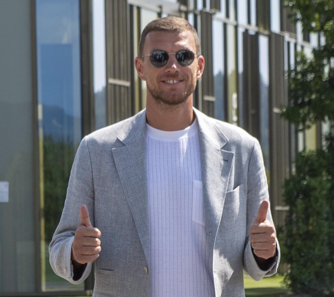 https://www.lanazione.it/image-service/view/acePublic/alias/contentid/MmVjM2QzNjAtMjRjZS00/0/pioli-ora-lavora-in-dad-dzeko-il-gol-senza-eta.jpeg