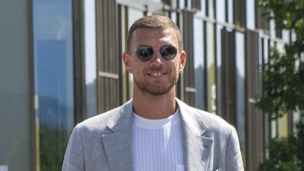 Edin Dzeko primo rinforzo viola in attacco Edin Dzeko primo rinforzo viola in attacco