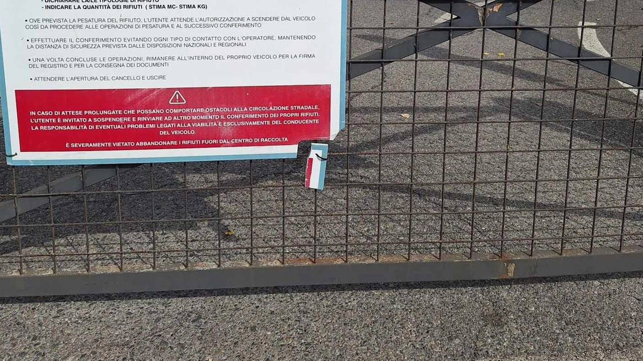 All’ingresso del Centro raccolta rifiuti di Renaccio sono affisse le istruzioni di accesso All’ingresso del Centro raccolta rifiuti di Renaccio sono affisse le istruzioni di accesso