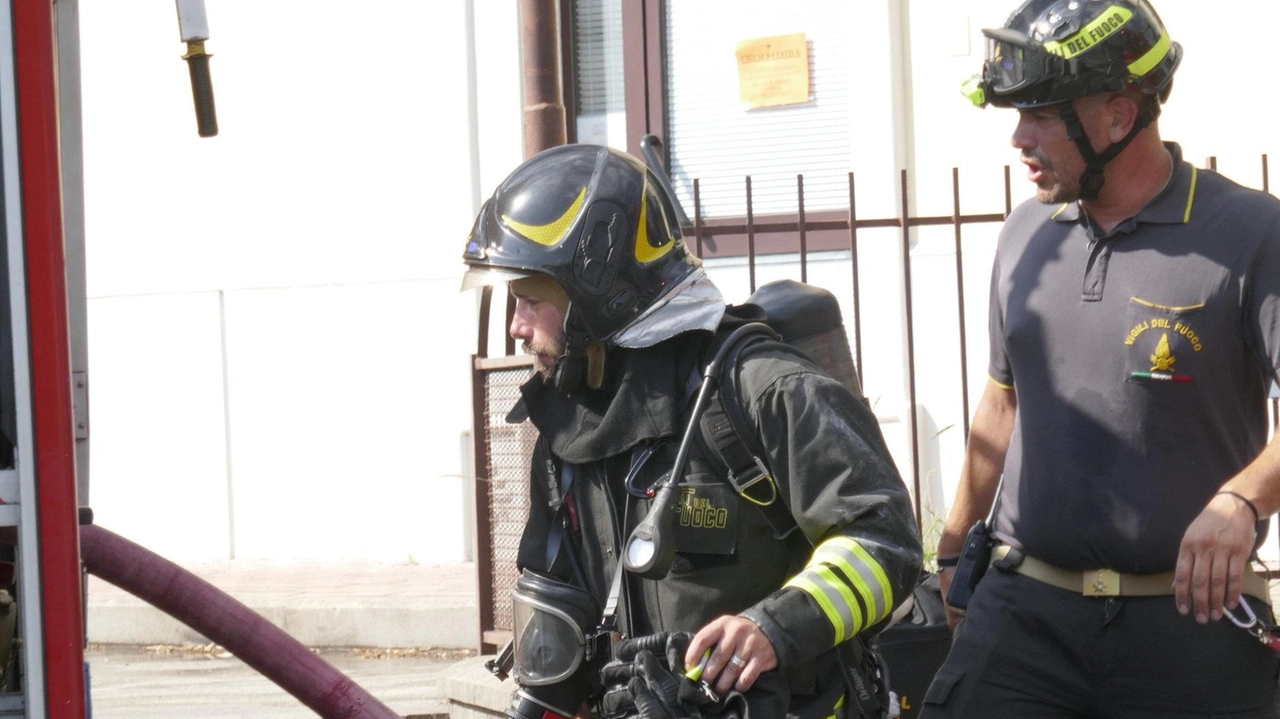 L’intervento dei vigili del fuoco all’incendio al poligono di tiro a Galceti L’intervento dei vigili del fuoco all’incendio al poligono di tiro a Galceti