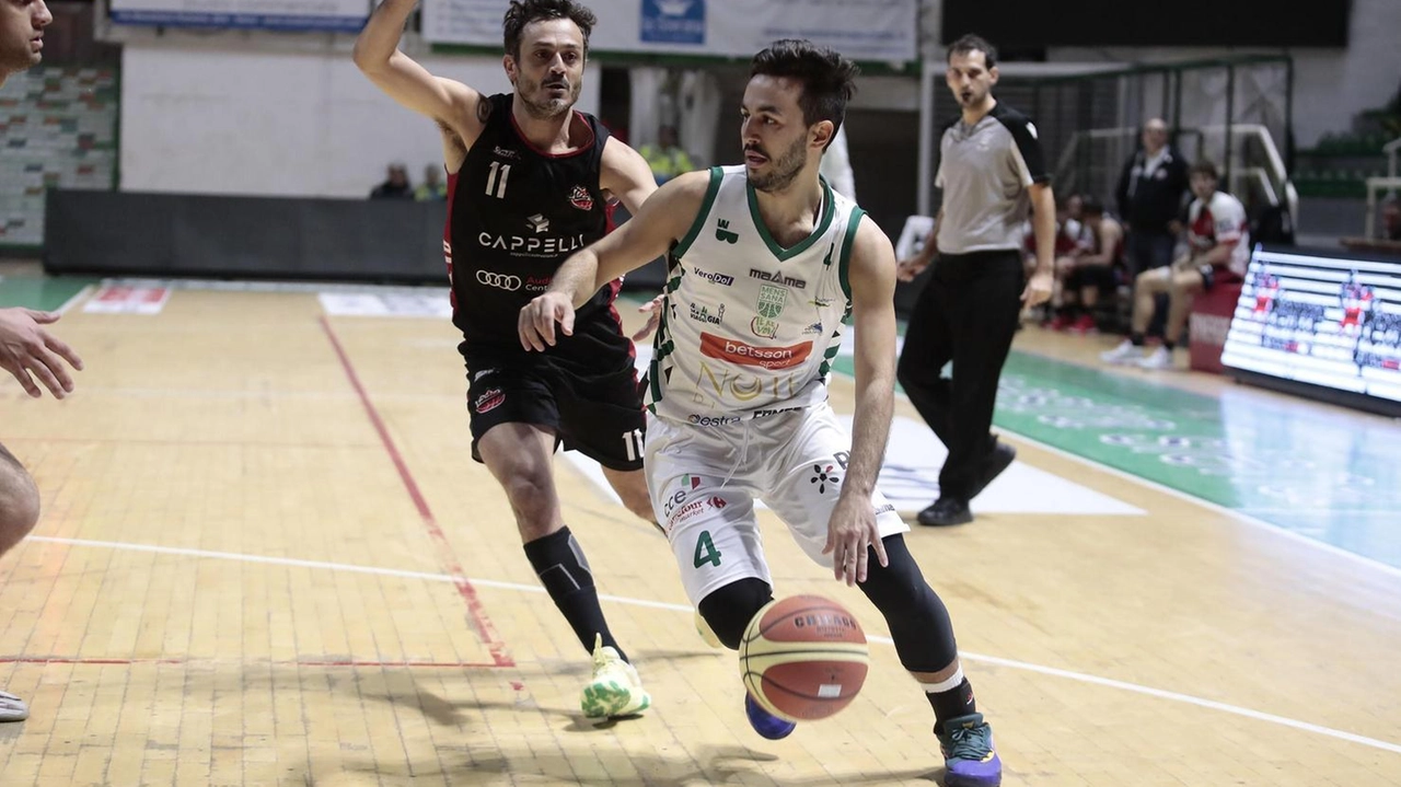 La Mens Sana perde contro la BCL Lucca, cedendo l'imbattibilità casalinga. Lucca più concentrata e precisa vince meritatamente. La Mens Sana perde contro la BCL Lucca, cedendo l'imbattibilità casalinga. Lucca più concentrata e precisa vince meritatamente.