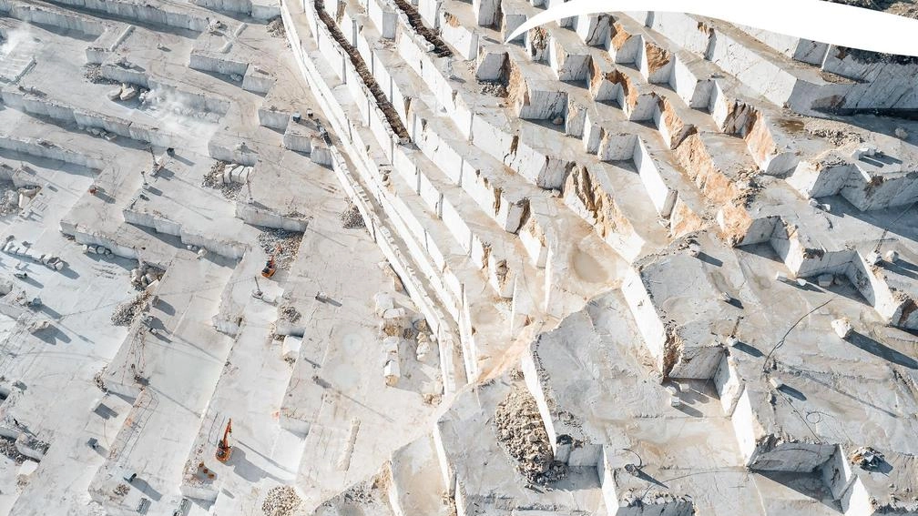 Il post sui social della Riviera Apuana invita a visitare le cave di marmo di Carrara, suscitando polemiche per la tempistica discutibile dopo l'inchiesta di 'Report'. La scelta di marketing è stata criticata dagli ambientalisti e infine il post è stato rimosso.