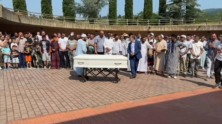 lacrime e rose bianche per l8217addio al piccolo mohamed annegato a bilancino