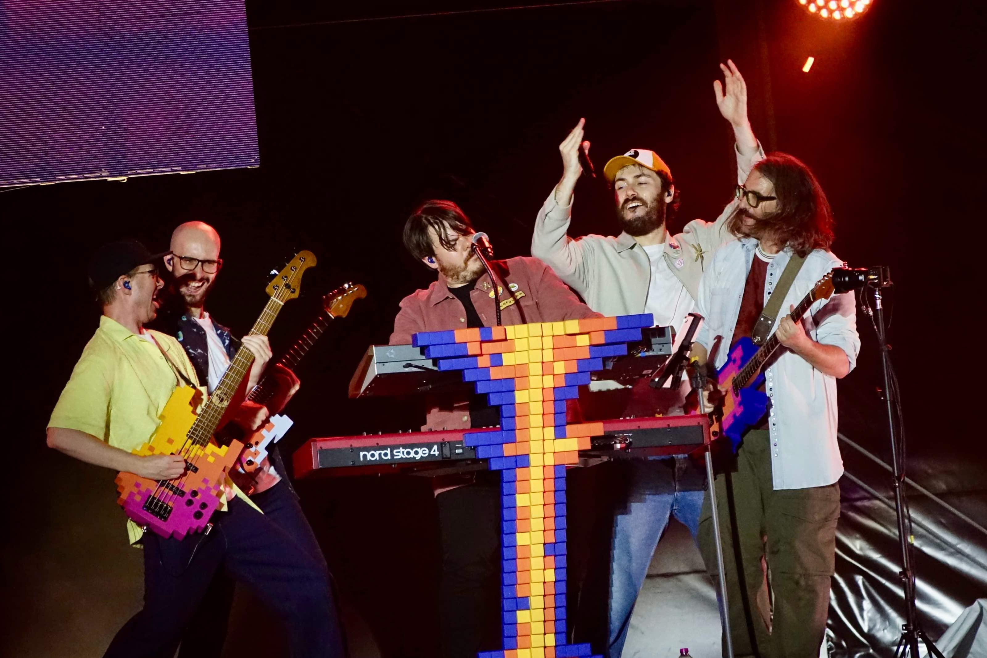 I Pinguini tattici nucleari conquistano Firenze. Musica e grande show sul palco del Visarno I Pinguini tattici nucleari conquistano Firenze. Musica e grande show sul palco del Visarno