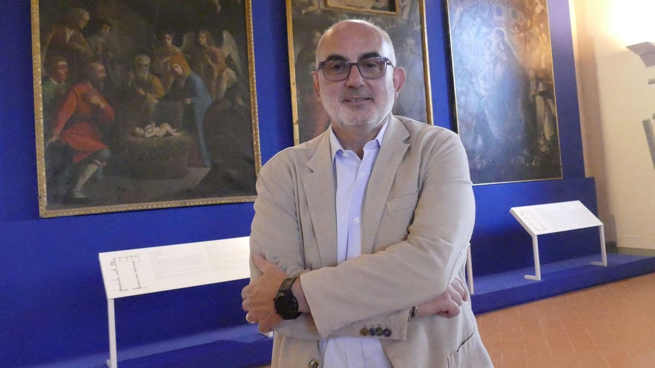 Il sindaco in sala consiliare davanti alle. opere della chiesa di San Michele Il sindaco in sala consiliare davanti alle. opere della chiesa di San Michele