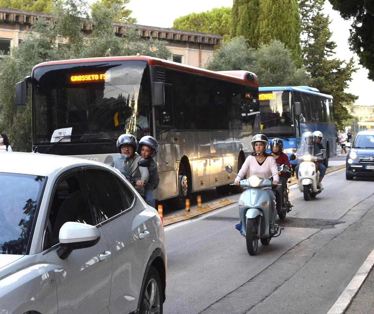 Pronti via, in 24.300 sui banchi. Alla Cittadella viabilità modificata Pronti via, in 24.300 sui banchi. Alla Cittadella viabilità modificata