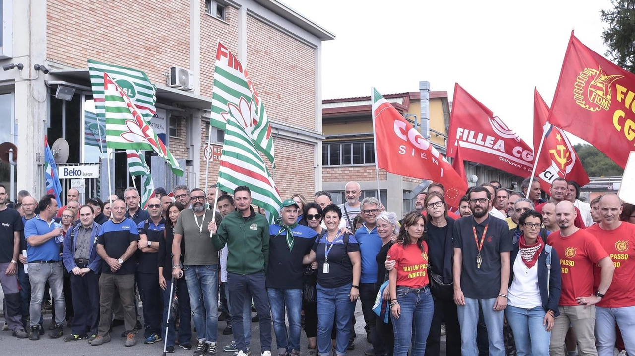 I sindacati critici: "Nessuna traccia del piano industriale. Non si è parlato di chiusura. Ma neppure è stata esclusa". Il ministro Urso: "Nei prossimi giorni un nuovo incontro". .