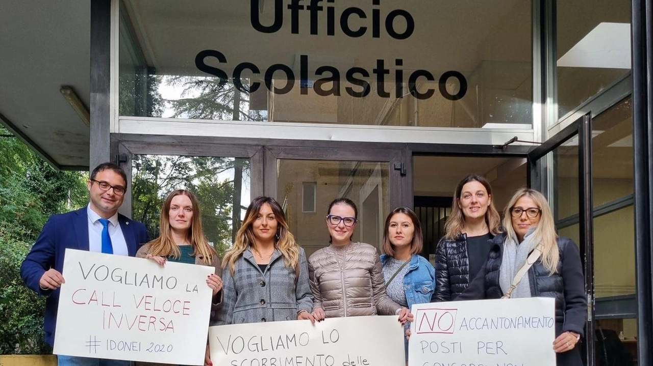 La delegazione degli insegnanti “idoneiInsieme“ ieri ha organizzato un sit-in davanti all’ex provveditorato La delegazione degli insegnanti “idoneiInsieme“ ieri ha organizzato un sit-in davanti all’ex provveditorato